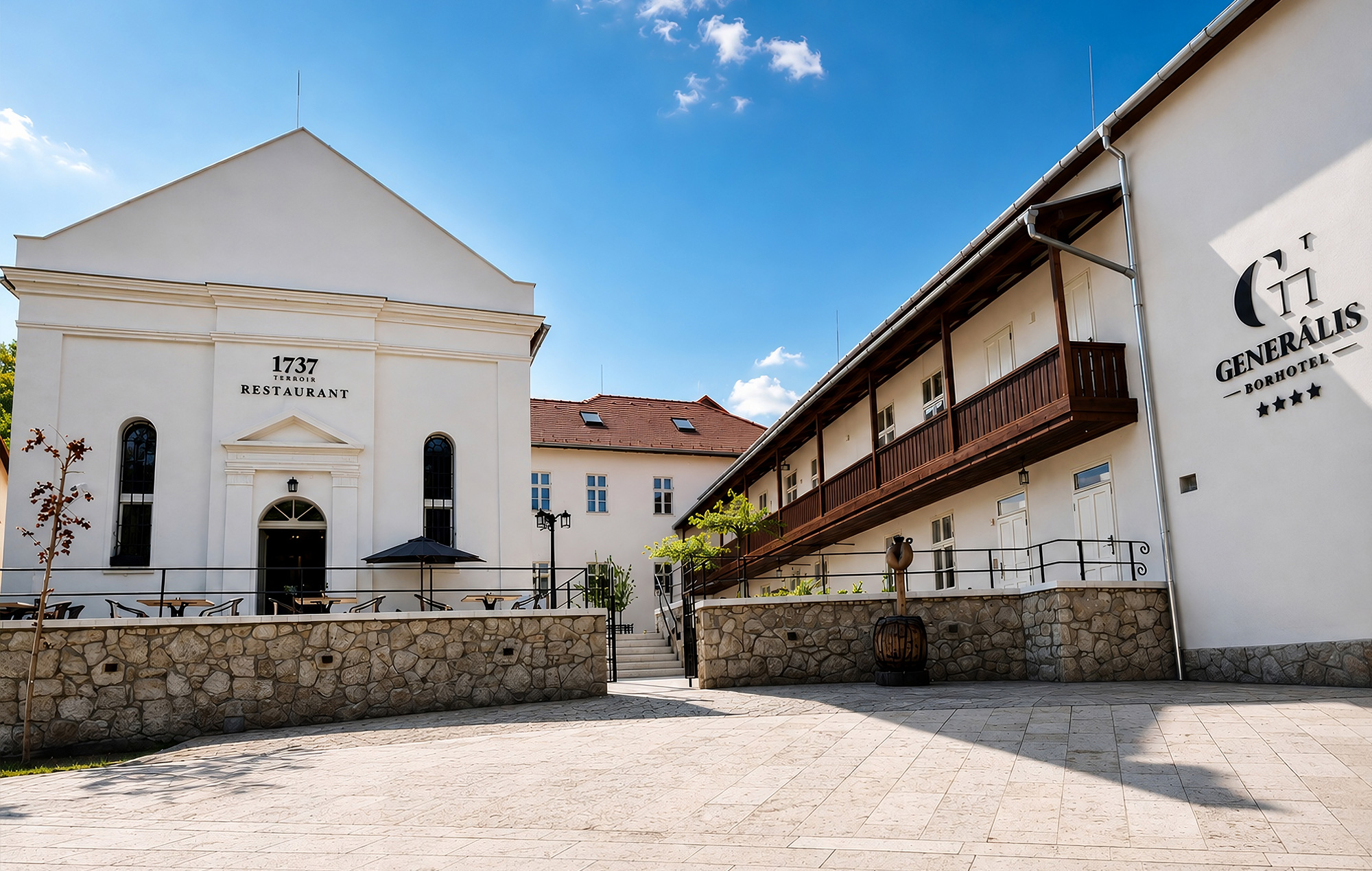 A Generális Borhotel és a 1737 Terroir történelmi udvara
